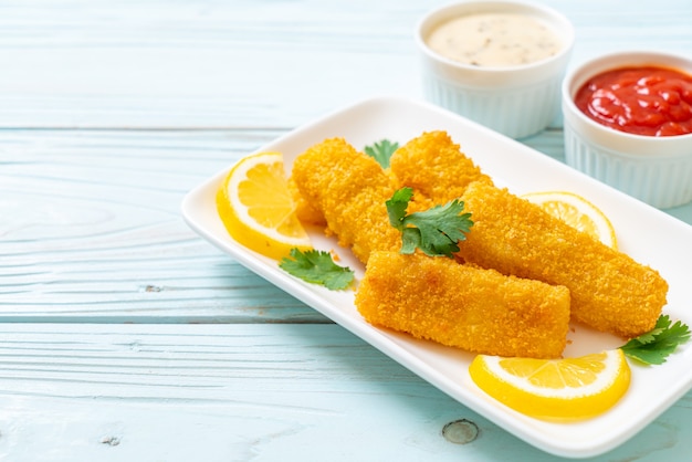 bastoncini di pesce fritto o patatine fritte con salsa