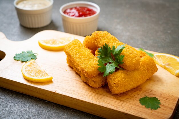 bastoncini di pesce fritto o patatine fritte con salsa