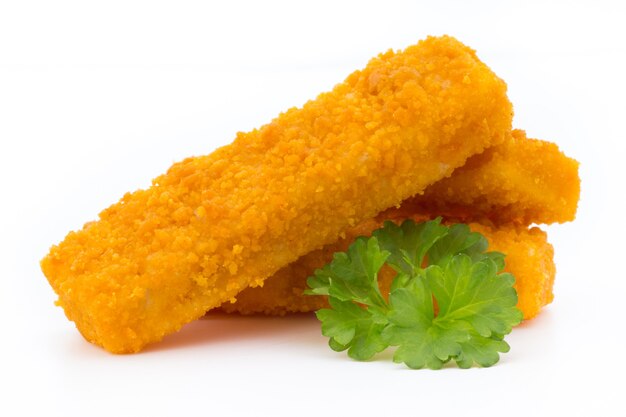 Bastoncini di pesce sulla superficie bianca.
