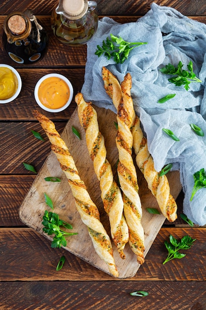 Bastoncini di sfoglia con formaggio ed erbe aromatiche Grissini fatti in casa con salsa