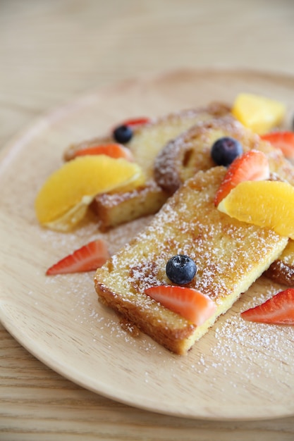 Bastoncini di toast alla francese con sciroppo d'acero e frutta mista