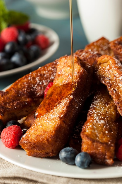 Bastoncini di toast francesi fatti in casa con sciroppo d'acero