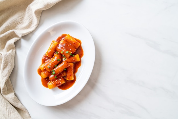 Bastoncini di torta di riso coreana in salsa piccante (Tteokbokki)