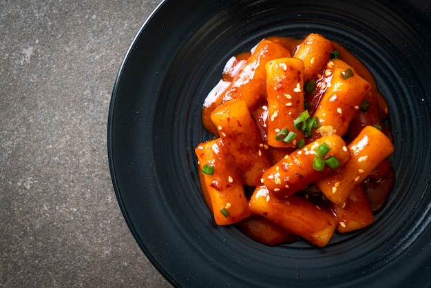 Bastoncini di torta di riso coreana in salsa piccante (Tteokbokki)