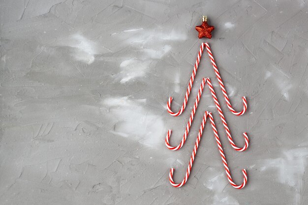 Bastoncini di zucchero a forma di albero di Natale e stella.
