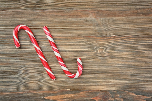 Bastoncini di zucchero di Natale su fondo di legno