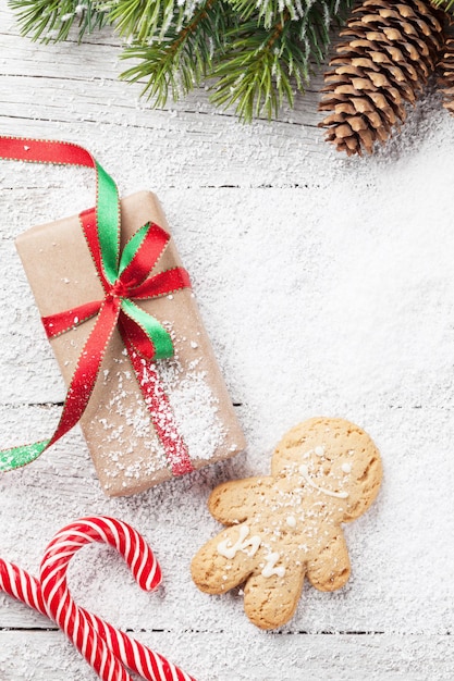 Bastoncini di zucchero e abete del regalo di Natale dell'uomo di pan di zenzero