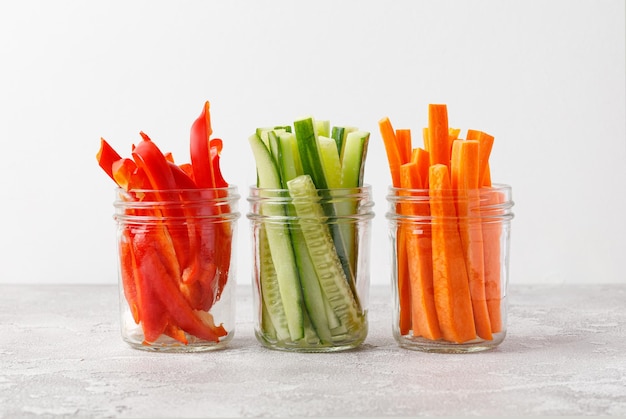 Bastoncini vegetali in vaso Concetto di cibo sano e dietetico Carota peperone paprika cetriolo