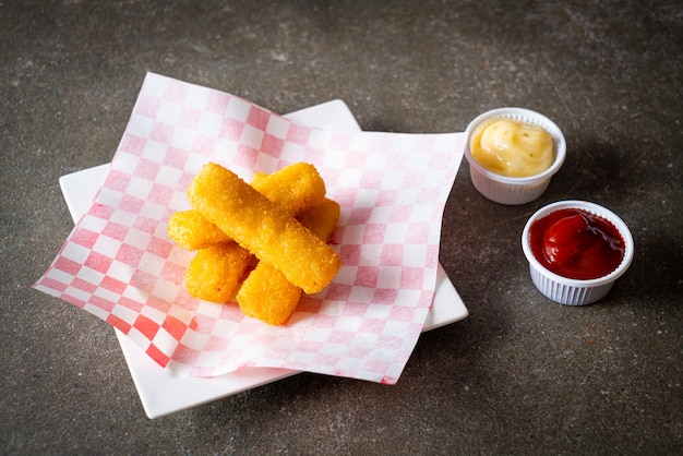 Bastoncino di pesce fritto con ketchup e maionese