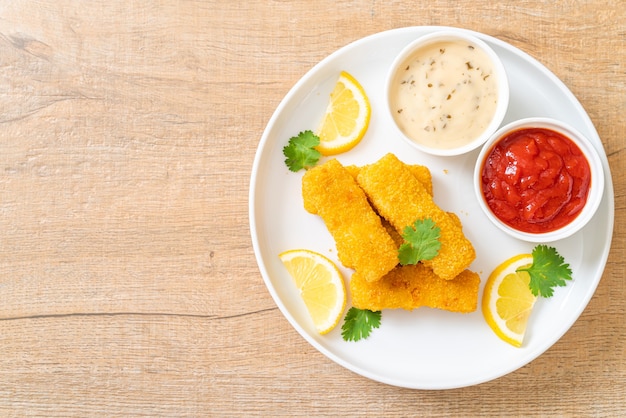 bastoncino di pesce fritto o patatine fritte di pesce con salsa