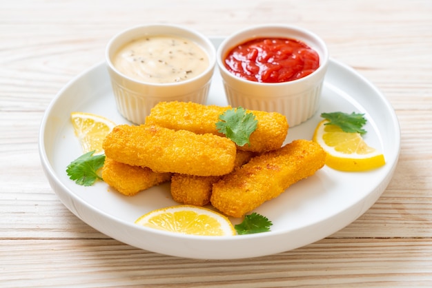 bastoncino di pesce fritto o patatine fritte di pesce con salsa