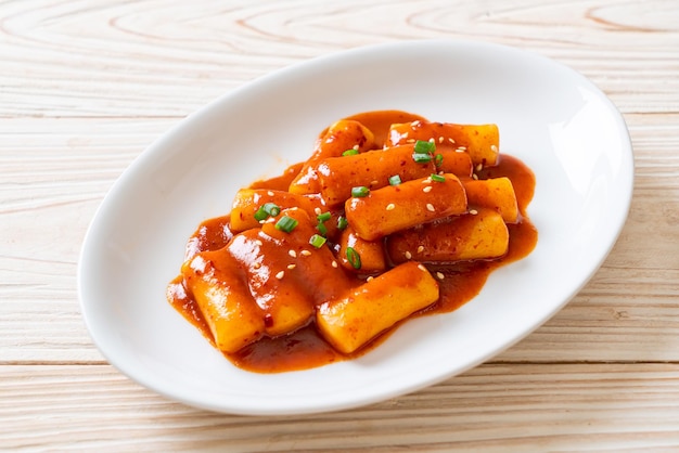 Bastoncino di torta di riso coreano in salsa piccante (Tteokbokki) - Stile alimentare coreano