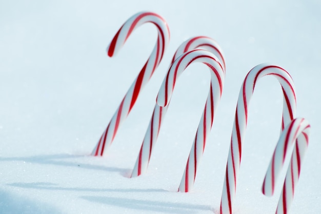 Bastoncino di zucchero caramella tradizionale vacanza nella neve.