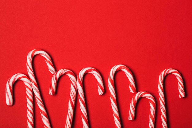 Bastoncino di zucchero festivo di Natale su sfondo rosso