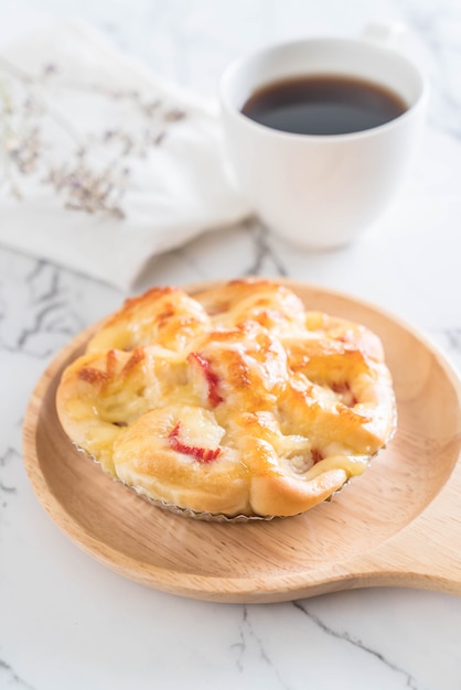 bastone di granchio con pane