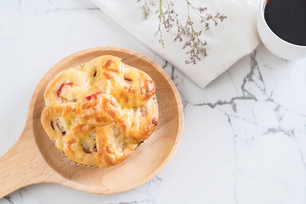 bastone di granchio con pane