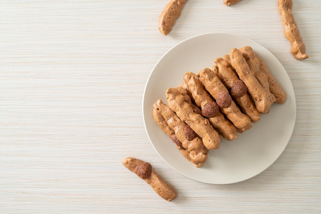 Bastone di meringa al cioccolato su piastra - spuntino francese e stile dessert