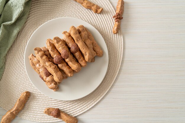 Bastone di meringa al cioccolato su piatto Stile francese per spuntino e dessert