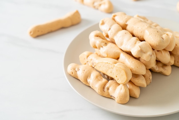 Bastone di meringa alle mandorle su piastra - stile dessert spuntino francese