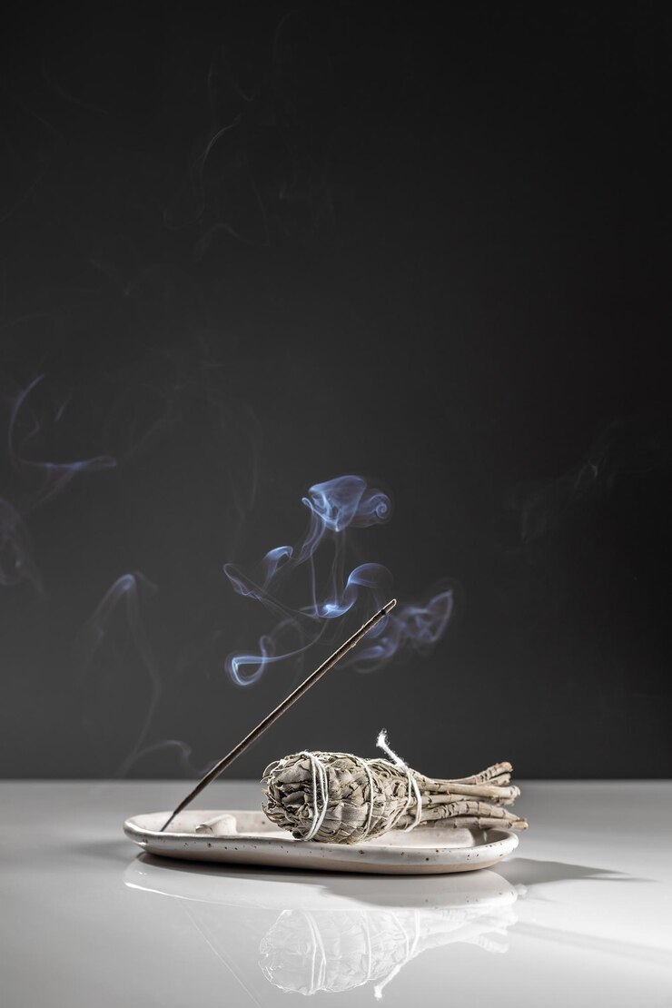 Foto bastone fumoso di incenso aromatico e salvia salvia