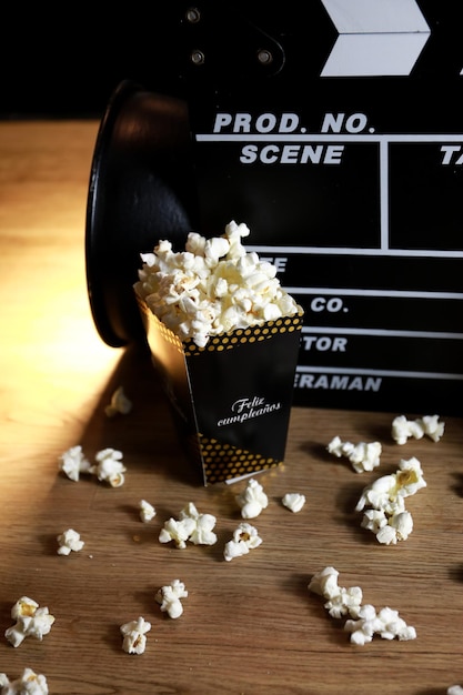 Batacchio da film con faretto acceso e popcorn.