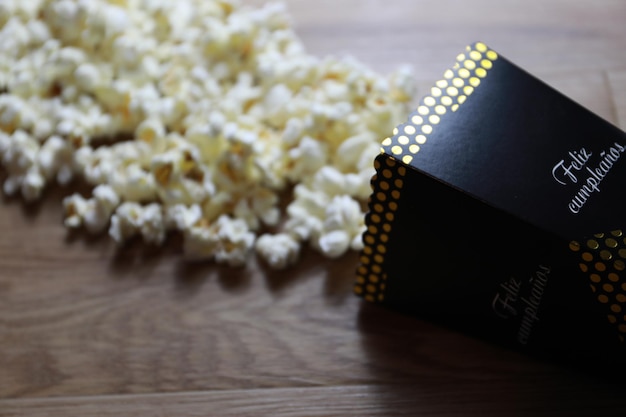 Batacchio da film con faretto acceso e popcorn.