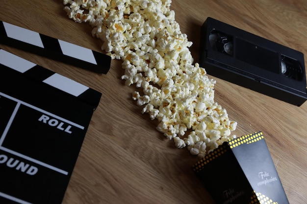 Batacchio da film con faretto acceso e popcorn.