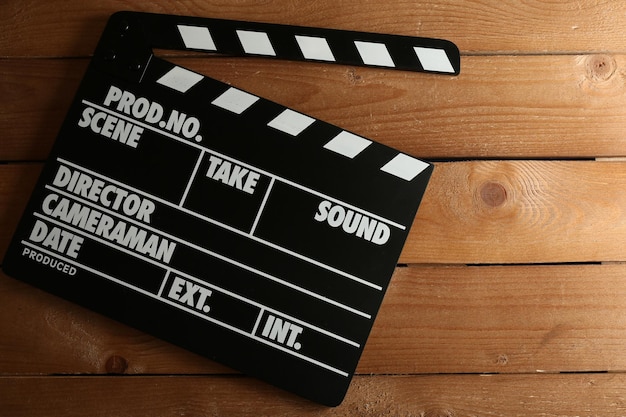 Batacchio di film su fondo di legno