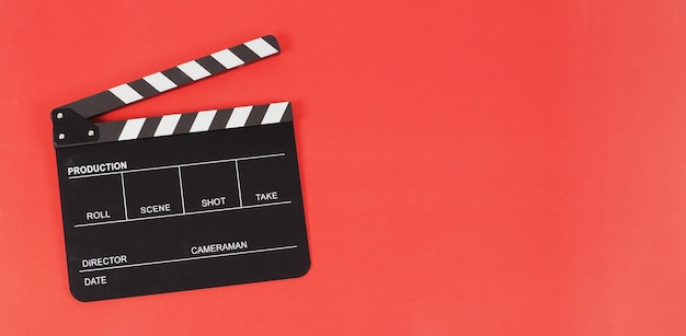Batacchio nero o ardesia cinematografica su sfondo rosso