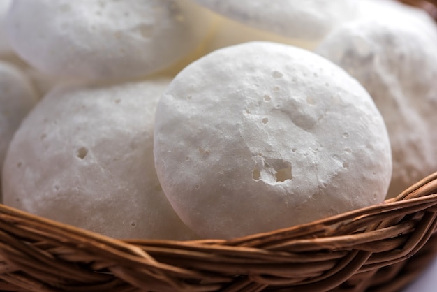 Batasha o Chilaka Perlu è un prodotto a base di gocce di sciroppo di zucchero, è un popolare alimento della religione indù offerto a Dio nei templi. Servito in un cestino di legno o in una ciotola. messa a fuoco selettiva