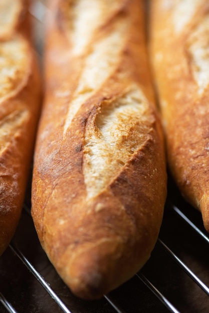 Batch di baguette appena cotte sullo sfondo da vicino