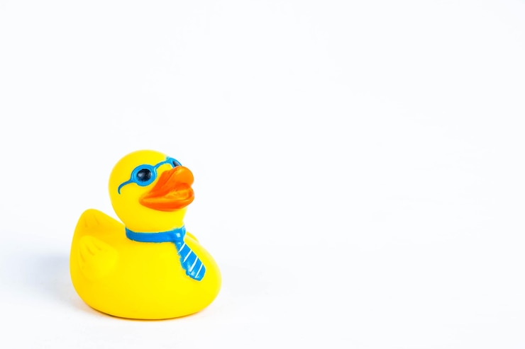 Photo bath duck on white background duck toy cute rubber duck