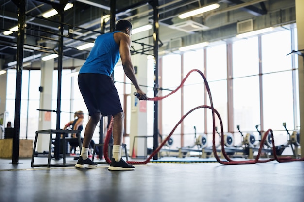 Battaglia di corda in palestra