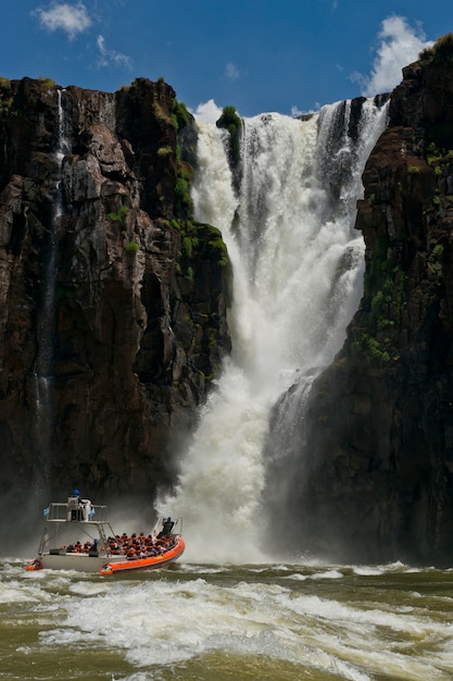 Battello pneumatico sotto le cascate di Iguazu