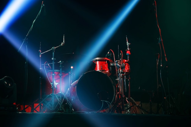 Batteria rossa pronta per il concerto sul palco