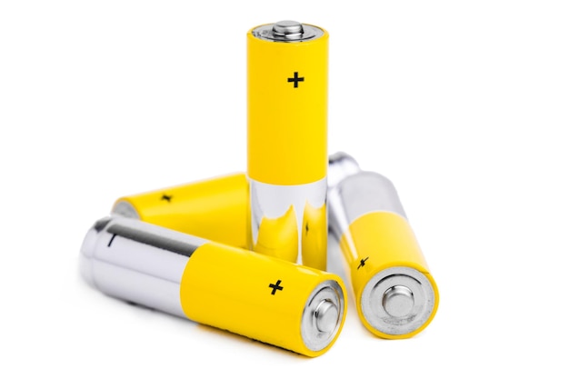 Batterie alcaline AA su sfondo bianco