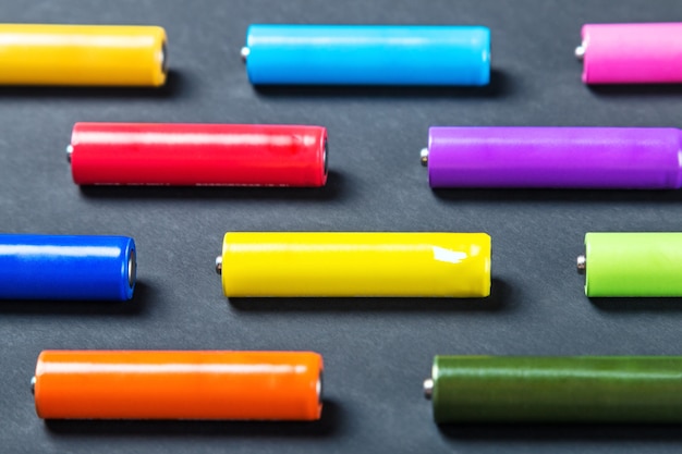 Batterie di diversi colori in una scatola
