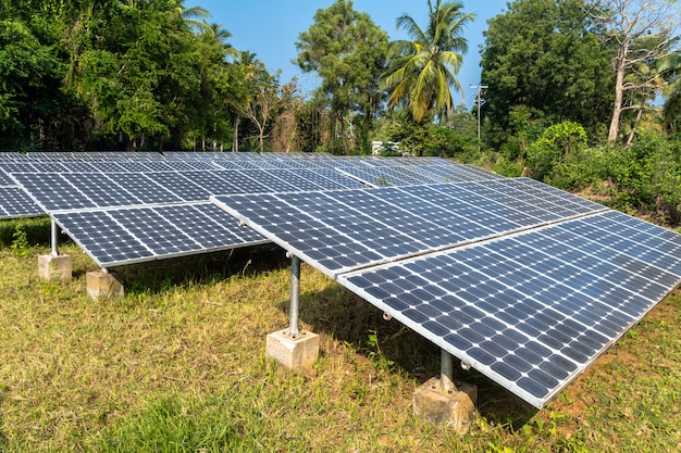 Batterie solari in cima alla collina nella giungla, Krabi, Thailandia