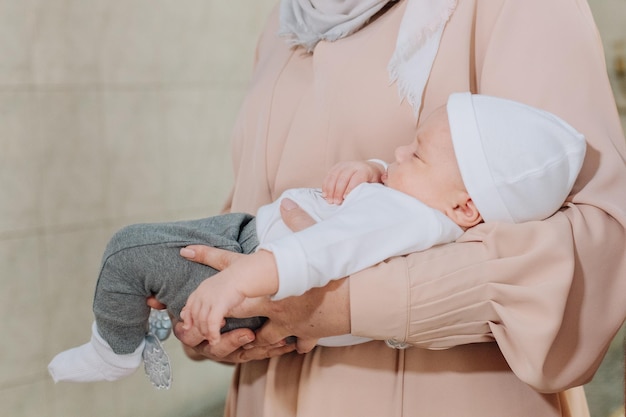 Battesimo del bambino all'interno della chiesa donna armi madrina