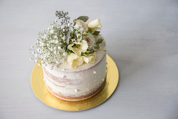 Battesimo fiori bianchi crema al burro bianca vaniglia Torta di pasta frolla con crema al burro con perla di zucchero