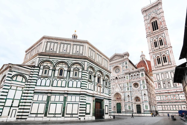Battistero e Duomo di Firenze con torre n mattina