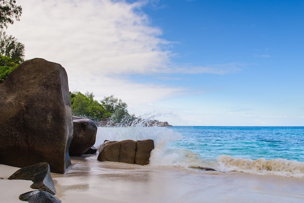 Battito delle onde sulle pietre alla spiaggia delle Seychelles