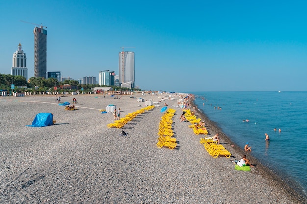 Batumi Georgia 30 agosto 2022 La gente si rilassa sulla spiaggia di Batumi