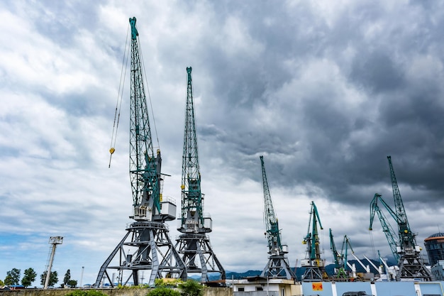 BATUMI GEORGIA SETTEMBRE 2021 porto marittimo con gru da carico e chiatte da carico sul Mar Nero con cielo nuvoloso