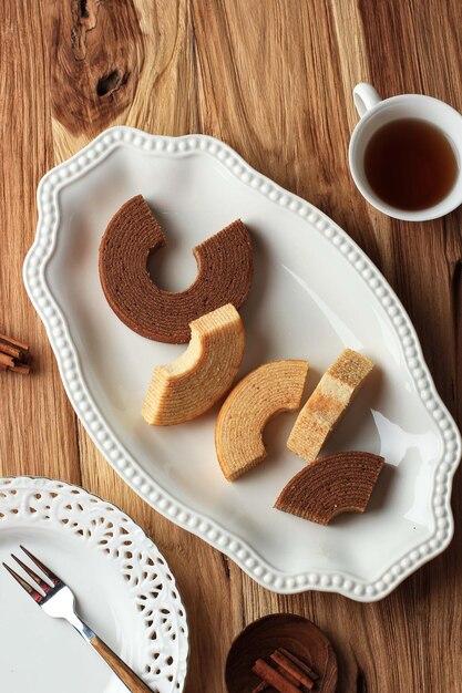 Baumkuchen è una specie di torta allo spiedo della cucina tedesca È anche un dolce popolare in Giappone Vista dall'alto servito con tè