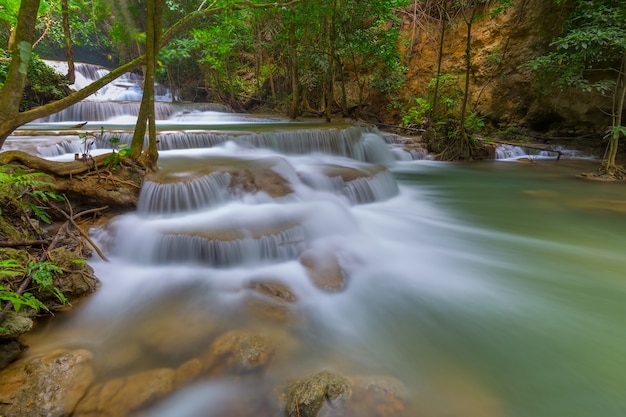 Bautiful Huay Mae Kamin Waterfall nella provincia di Kanchanaburi