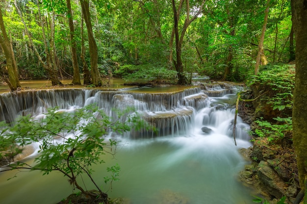 Bautiful Huay Mae Kamin Waterfall nella provincia di Kanchanaburi