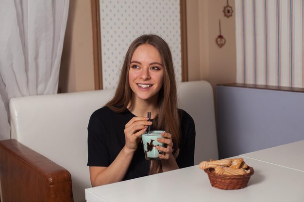 Bauty donna che beve caffè nella caffetteria