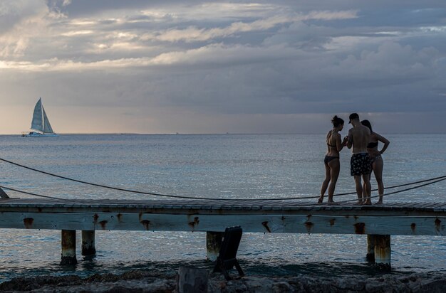 BAYAHIBE, REPUBBLICA DOMINICANA 4 GENNAIO 2020: Molo di Bayahibe al tramonto