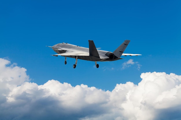 Bayraktar Kzlelma jet da combattimento senza equipaggio che scivola attraverso le nuvole bianche.